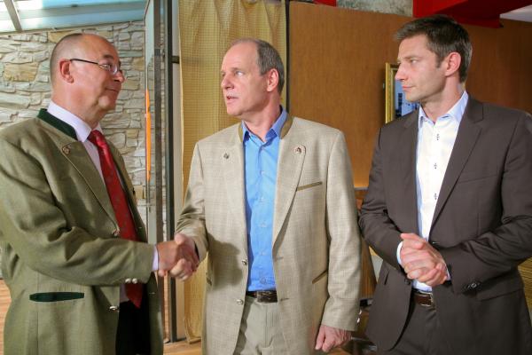 Bild 1 von 6: Polizeichef Achtziger (Alexander Duda, l.) und Hansen (Igor Jeftic, r.) beruhigen Bürgermeister Leitner (Herbert Trattnigg, M.), der befürchtet, dass der Mordanschlag ihm galt.