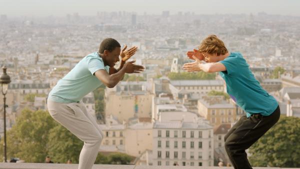 Bild 1 von 8: Jeff (Castle Rock Peters, re.) hat seine Freunde überredet, sich mit etwas Hip-Hop vom Prüfungsstress abzulenken. Mit Isaac (Terique Jarrett, li.) übt er auf den Stufen von Sacré Coeur eine Choreographie ein.