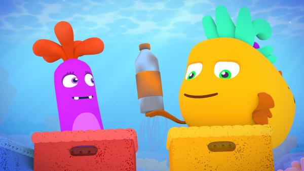 Bild 1 von 2: Buba (rechts) und Keck (links) schummeln beim Müllsammelwettbewerb.