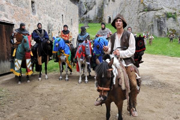 Bild 1 von 7: Die Ritter und Johannes (Laurence Rupp) treten im Wettkampf um die Hand der Königstochter an.