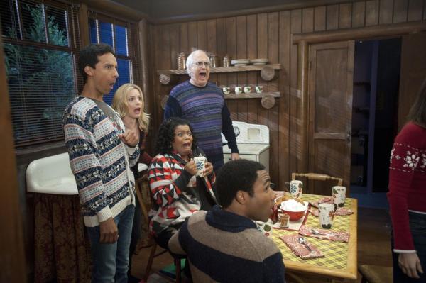 Bild 1 von 10: Britta (Gillian Jacobs, 2.v.l.) macht für ihren Psychologiekurs einen anonymen Persönlichkeitstest mit ihren Freunden (v.l.n.r.: Danny Pudi, Yvette Nicole Brown, Chevy Chase, Donald Glover) - ohne deren Wissen, dafür mit einem gruseligen Ergebnis ...