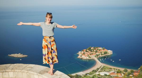 Bild 1 von 1: Nina Heins vor Sveti Stefan, einer berühmten kleinen Adria-Insel.