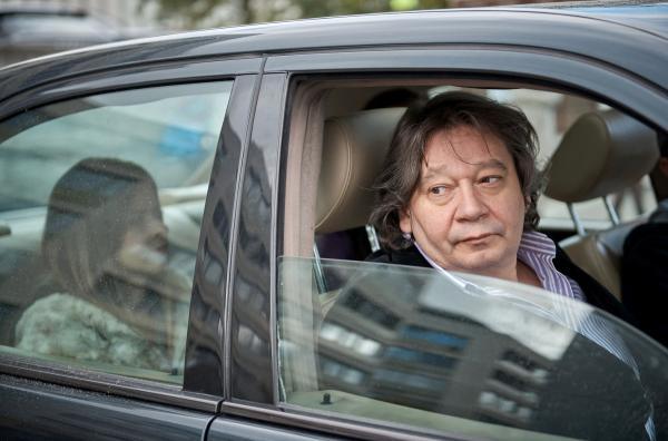 Bild 1 von 5: Mila Rusu (Aurora Paunescu) und Constantin Georgescu (Dorin Dragos) zusammen im Auto