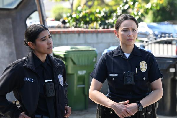 Bild 1 von 1: Officer Celina Juarez (Lisseth Chavez, l.) und Lucy Chen (Melissa O'Neil, r.) setzen alles daran, den Fall einer mutmaßlichen Kindesentführung aufzuklären.