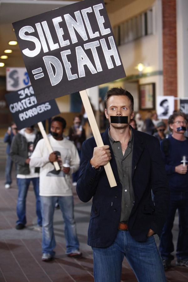Bild 1 von 28: Shirley und Annie organisieren einen schweigenden Protest und Jeff (Joel McHale) ist natürlich dabei - um Britta zu beeindrucken ...