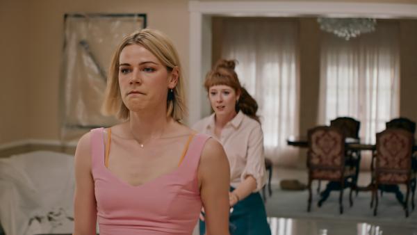 Bild 1 von 4: Franzi (Llewellyn Reichman) und Lena (Sarah Bauerett) streiten sich.
