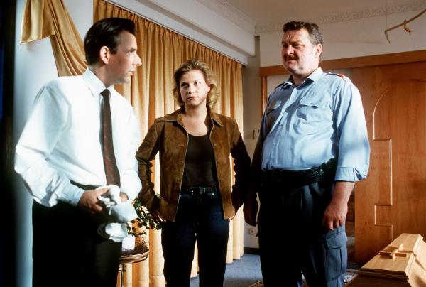 Bild 1 von 16: Im Bild (v.li.): Johannes Silberschneider (Rahner), Kristina Sprenger (Karin Kofler), Ferry Öllinger (Kroisleitner).