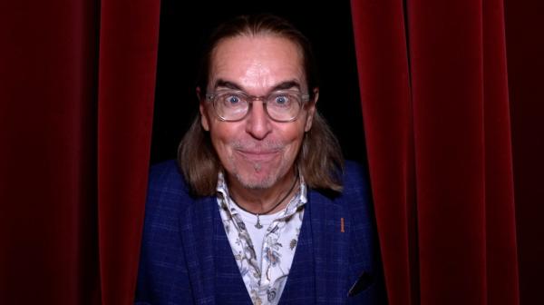 Bild 1 von 2: In seinem Soloprogramm erzählt der Pfälzer Comedian Geschichten aus seinem verrückten Alltag - kompromisslos (kur)pfälzisch, ganz Chako-like und natürlich: \