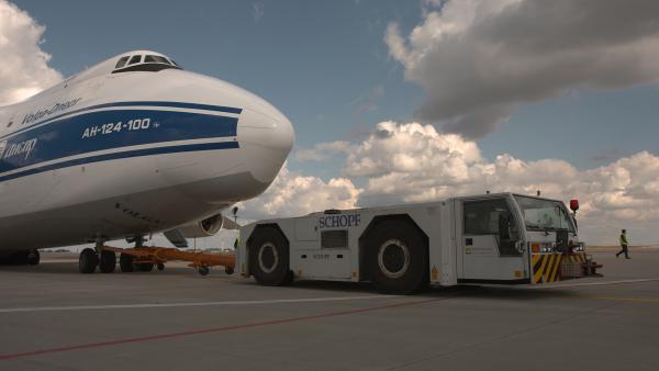 Bild 1 von 3: Der Flugzeug-Schlepper AST1-F600 verfügt über eine beachtliche Power: Er bewegt Flieger mit einem Startgewicht von bis zu 400 Tonnen.