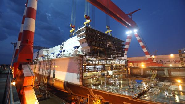 Bild 1 von 4: Das im Jahr 2017 fertig gestellter Kreuzfahrtschiff ist 315 Meter lang und 43 Meter breit. Es fährt unter der Flagge Panamas.