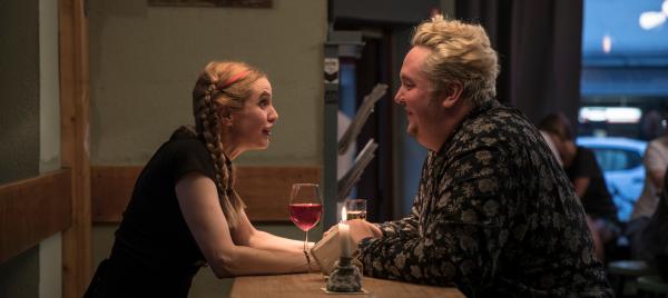 Bild 1 von 4: Malte (Daniel Zillmann) versucht eine Partnerin für ein gemeinsames Kind zu finden und trifft sich daher mit Barbara (Mirijam Verena Jeremic).