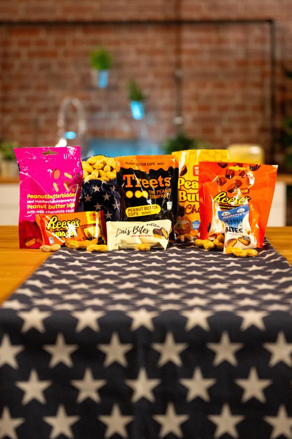 Bild 1 von 10: Schokolade mit Erdnussfüllung - und vielen weiteren Zutaten: Sebastian Lege zeigt, was in Reeses steckt.