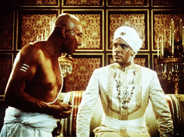 Bild 1 von 3: Der oberste Priester versucht den Maharadscha Chandra (Walther Reyer, rechts) davon zu überzeugen, die Tempeltänzerin Seetha einem gefährlichen Gottesurteil auszusetzen.