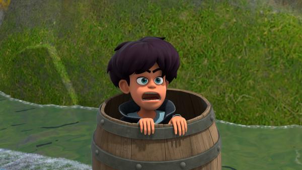 Bild 1 von 4: Der Dieb Taramis wurde von Robin in ein Fass gesteckt. Doch leider bekommt er dadurch mit, wo Robins Versteck im Wald ist.