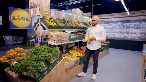 Bild 1 von 11: Lidl: Vier Insider - Ein Konzern. Sie kennen den Discounter-Riesen von innen und decken auf: Miese Maschen beim Einkauf, geheime Tricks im Laden und unsaubere Deals in der Produktion. Insider enttarnen Lidl. Sie sind aufwändig maskiert und reden offen über ihre Erlebnisse im Konzern.