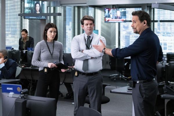 Bild 1 von 4: (v.l.n.r.) Analyst Elise Taylor (Vedette Lim); Analyst Kelly Moran (Taylor Anthony Miller); Assistant Special Agent in Charge Jubal Valentine (Jeremy Sisto)