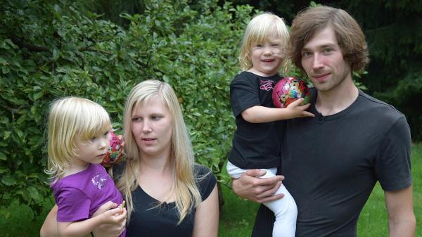Bild 1 von 1: Nadine (26) und Roman (27) sind glücklich verheiratet und leben gemeinsam mit ihren zweijährigen Zwillingstöchtern Kimberly-Lynn und Samantha-Jane zur Miete. Als der Vermieter ihnen wegen Eigenbedarfs kündigt, suchen Nadine und Roman dringend ein neues Zuhause.