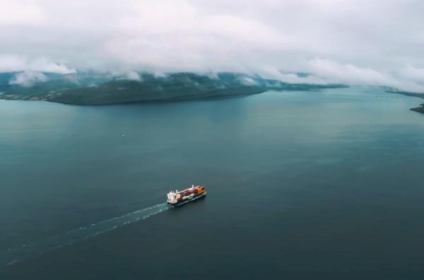 Bild 1 von 5: Auf einem Frachtschiff reist die Schnecke, die den Wald in einem Korb verließ, von Frankreich zu den fast 2.000 Kilometer entfernten Färöer-Inseln.