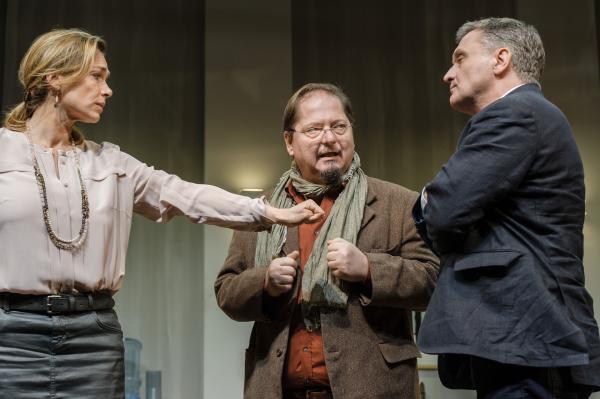 Bild 1 von 13: (v.li.): Aglaia Szyszkowitz (Joana), Jürgen Tarrach (Der Eheberater), Bernhard Schir (Valentin Dorek).