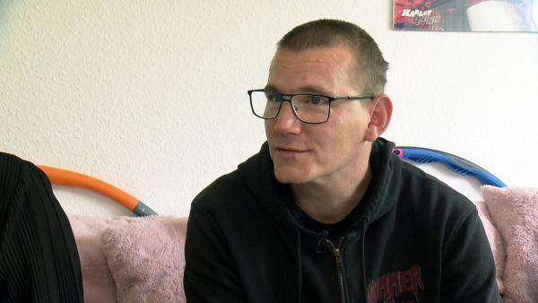 Bild 1 von 3: Mike hofft auf einen Job bei einem Non-Food-Discounter.