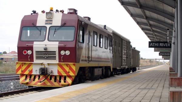 Bild 1 von 2: Eine seltene Zugkomposition. Ein Arbeitszug wartet am Bahnsteig in Athi River in der N?he von Nairobi.