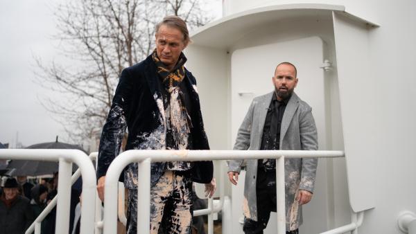 Bild 1 von 12: John Kammgaardt (Ralf Bauer, l) und Pastor (Jörg Sascha Gahr, r.) werden nach nach der Rede von John Kammgaardt mit Farbe beworfen.
