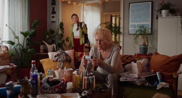 Bild 1 von 1: Nach einigen Tagen: Die Enkelin (Johanna Reinders, l.) entdeckt ihre Oma (Maren Kroymann, r.) beim Zocken.