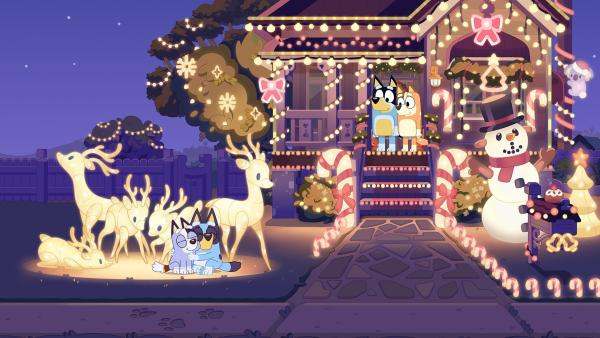 Bild 1 von 8: Bluey ist vor Weihnachten sehr darauf bedacht, brav zu sein, um möglichst viele Geschenke zu bekommen. Aber dann kommt es bei einem Spiel zu einem Streit mit ihrem Cousin. Mama und und Papa möchten, dass Bluey sich entschuldigt, aber sie weigert sich. Also erklären Blueys Eltern ihr, dass es an Weihnachten nicht darum geht, besonders viele Geschenke zu bekommen, sondern darum, freundlich zu sein.