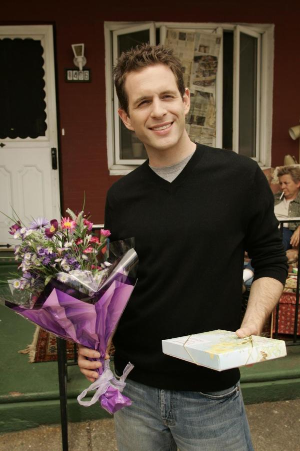 Bild 1 von 8: Dennis (Glenn Howerton) Mutter Barbara macht Mac ein eindeutiges Angebot. Mac ist verwirrt und bittet Charlie um Rat. Der meint, dass Mac unbedingt mit Barbara schlafen soll. Gesagt, getan! Darüber erbost, will er nun zum Gegenschlag ausholen und Macs Mutter verführen ...