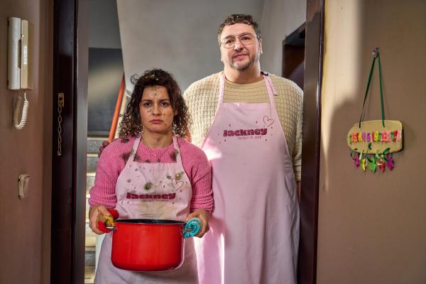 Bild 1 von 4: Jackie (Nagmeh Alaei, l.) und Tüffi (Daniel Zillmann, r.) hatten einen Unfall in der Küche.