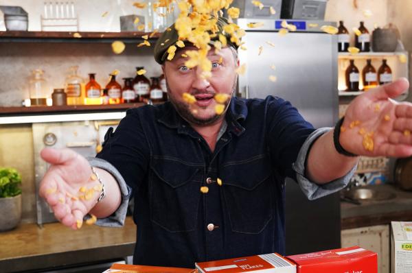 Bild 1 von 3: Knackige Nüsse und süßer Honig? Die namensgebenden Zutaten spielen bei Honey Nut Flakes nur eine kleine Rolle. Sebastian Lege zeigt, wie aus Maiskörnern knusprige Flakes werden.