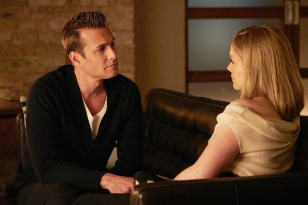 Bild 1 von 2: Harvey (Gabriel Macht)  im Gespräch mit seiner Therapeutin Dr. Paula Agard (Christina Cole).  Wird er seine Probleme mit ihrer Hilfe lösen können?