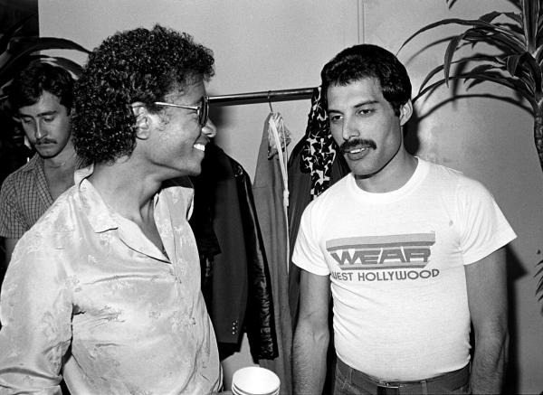 Bild 1 von 9: Michael Jackson (li.) besucht Freddy Mercury (re.) 1970 im Backstagebereich in Los Angeles.