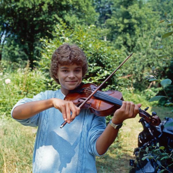 Bild 1 von 1: Oliver Maass (Josef Gröbmayr) ist ein normaler Junge mit normalen Problemen. Doch als er in den Besitz einer ganz besonderen Geige kommt, ändert sich für ihn alles.