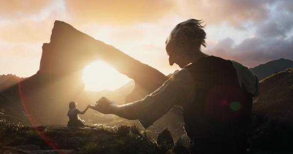 Bild 1 von 10: Sophie (Ruby Barnhill, l.); BFG (Mark Rylance, r.)