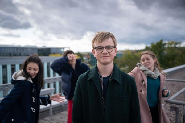 Bild 1 von 4: Auch Moritz (Marc Elflein, 2.v.r.), Cäcilia (Carlotta Weide, 1.v.r.), Anton (Lasse Timmel, 2.v.l.) und Leni (Linda Schablowski, 1.v.l.) finden Spaß beim Nachsitzen.