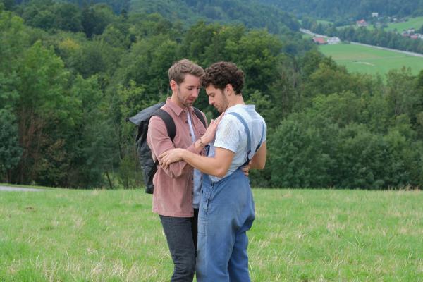 Bild 1 von 9: Basti Pfeiffer (Raban Bieling, r.) freut sich riesig über Daniel Eckerts (Fabian Lichottka) überraschenden Besuch.