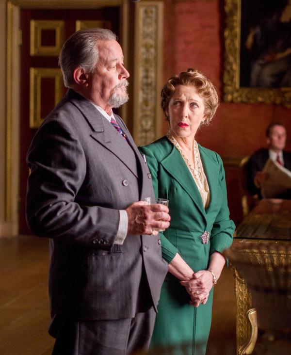 Bild 1 von 5: Im Bild: James Carroll Jordan (Abe Ryland), Patricia Hodge (Madame Olivier).