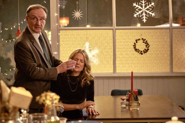 Bild 1 von 14: Wilfried (Rainer Bock) presst Karo (Marie Burchard) ein Taschentuch ins Gesicht. Karo hat bei der Auseinandersetzung zwischen ihrem Ex und Lasse einen Faustschlag abbekommen.