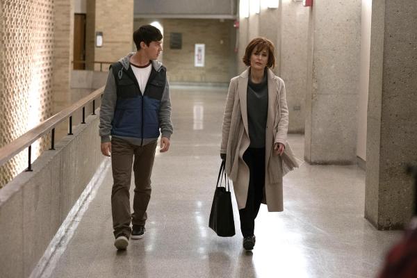 Bild 1 von 5: Derek (Alex Sharp, l.); Professor Hendricks (Gillian Anderson, r.)
