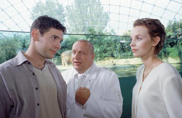 Bild 1 von 1: Im Bild: Tobias (Manuel Witting, li.) hat sich in Lutz (Udo Kroschwald, Mi.) Tochter Laura (Simone Hanselmann, re.) verliebt. Lutz kann sich mit dem Gedanken nicht anfreunden - jedoch kann er es auch nicht verhindern.