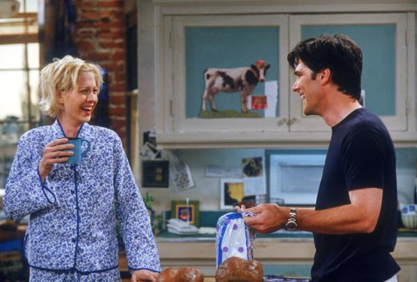 Bild 1 von 1: Dharma mietet spontan einen Laden und richtet ihn gemeinsam mit ihren Eltern liebevoll ein. Was sie dort verkaufen möchte, weiß sie allerdings bis zur letzten Sekunde selbst nicht! Ein Riesenerfolg wird das Geschäft aber trotzdem, denn in Ermangelung von Waren wird es zu einem beliebten Treffpunkt - und einer Tauschbörse...