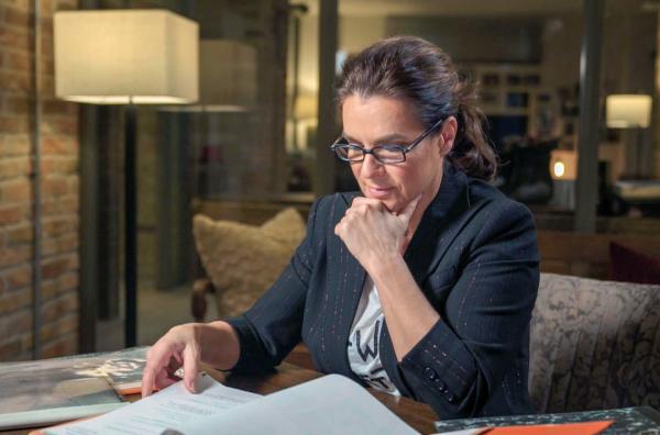 Bild 1 von 6: Ohne Überwachung gab es keine Förderung: Katarina Witt beim Lesen ihrer Stasi-Akten.