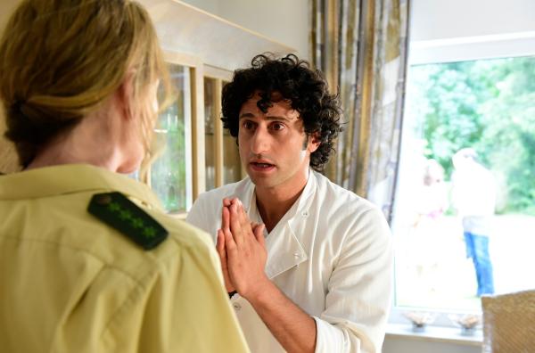 Bild 1 von 14: Rocco (Serkan Kaya) hat Maria Moosandl (Lisa Maria Potthoff) etwas mitzuteilen.
