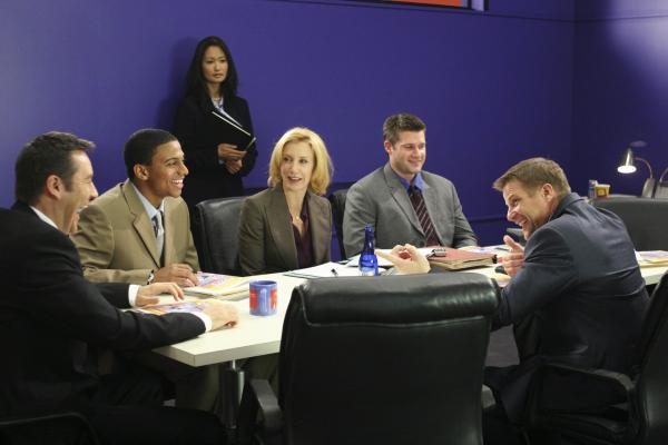 Bild 1 von 27: Tom (Doug Savant, r.) hat zunächst einen schweren Stand bei seinem Chef Ed (Currie Graham, l.), da dieser Toms Ideen für einen neuen Werbespot nicht gut findet, doch durch eine kleine Hilfe von Lynette (Felicity Huffman, 3.v.r.) kann er einige Sympathiepunkte machen ...