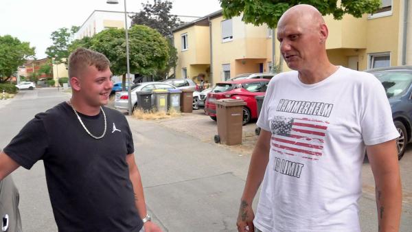 Bild 1 von 3: Der Apfel fällt nicht weit vom Stamm: Das gilt auch für Elvis und seinen Sohn Martin. Der ist ein echter Autofreak und hat zum Stolz seines alten Herrn die Führerscheinprüfung mit Bravour bestanden. Nun muss nur noch das passende Gefährt für Martin gefunden werden.