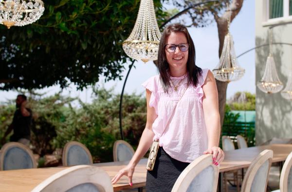 Bild 1 von 2: Julia Weiß organisiert luxuriöse Hochzeiten für einen hohen Geldbetrag, Öko-Hochzeiten plant sie dagegen nicht.