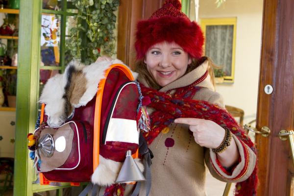 Bild 1 von 9: Überraschung! Siebensteins Cousine Elsebö (Mackie Heilmann) kommt aus Norwegen zu Besuch - mit einem fliegenden Rucksack! Denn Elsebö ist eine echte Hexe!