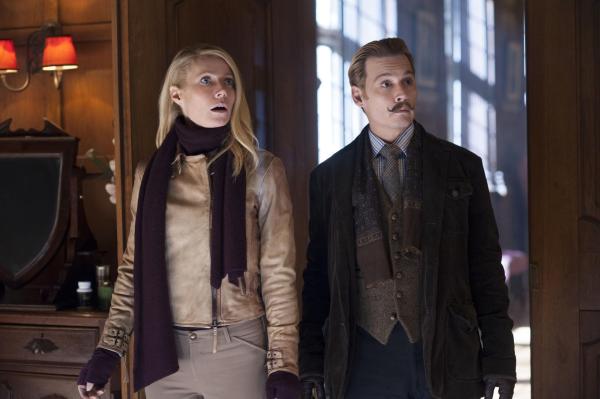 Bild 1 von 8: Während sich Mortdecai (Johnny Depp, r.) gegen konkurrierende Kunstsammler und -schmuggler zur Wehr setzen muss, sammelt Johanna (Gwyneth Paltrow, l.) Informationen über den Auftrag, den Insepctor Martland ihrem Mann erteilt hat ...