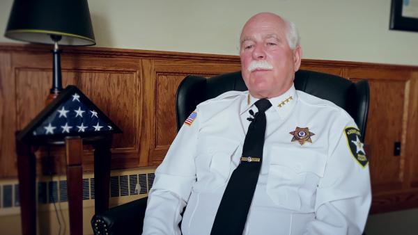 Bild 1 von 5: Thomas Hodgson, ehemaliger Sheriff in Bristol County, wurde für Aaron Hernandez im Gefängnis zu einer Art Vaterfigur.